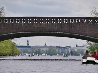 Fernsichtbrücke über der Außenalster in Hamburg