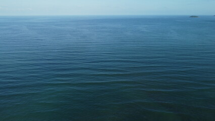 Vista aérea do mar azul