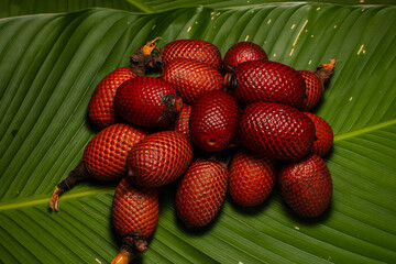 AGUAJE, A VERY CONSUMED FRUIT IN THE AMAZON REGIONS, AGUAJE OR BURUTI IS A DELICIOUS FRUIT, PHOTOGRAPH OF AGUAJE FRUIT, BURUTI FRUIT