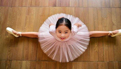 【バレエ】笑顔で開脚練習をする日本人の女の子