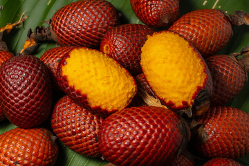 AGUAJE, A VERY CONSUMED FRUIT IN THE AMAZON REGIONS, AGUAJE OR BURUTI IS A DELICIOUS FRUIT, PHOTOGRAPH OF AGUAJE FRUIT, BURUTI FRUIT