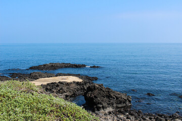 Fototapeta na wymiar 제주도 바다 화산암 해변 돌 jeju island sea volcanic rock beach stones
