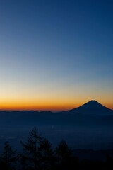 日の出前の富士山のシルエットと青空
