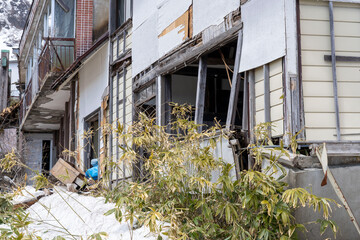 管理されずに廃墟となった建物