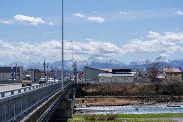 北海道の風景　歴舟川に架かる橋と遠くに連なる日高山脈