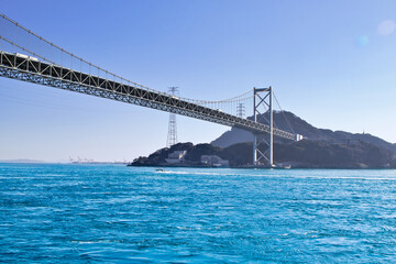 青い海と橋