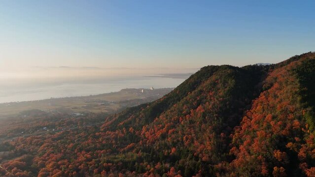 紅葉する早朝の比良山　4Kドローン映像