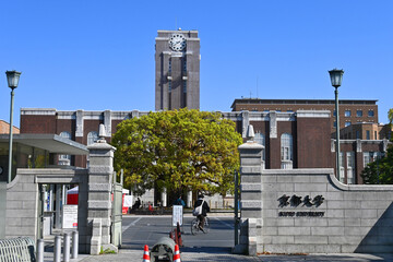 4月の京都大学 吉田キャンパス正門
