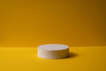 3d geometric standing yellow background