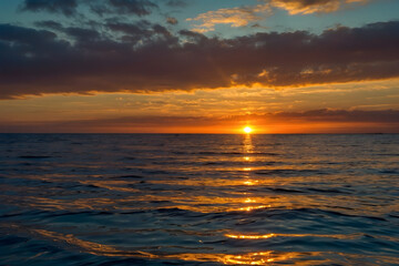 Obraz premium A beautiful sunset at the horizon