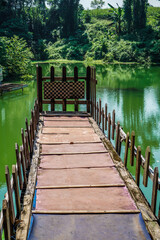 Obraz premium wooden bridge over the lake as a place to take photos with a sky background with free space for photocopies.