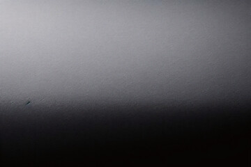 Superficie de plástico lisa de color gris mate con textura fina y viñeta en el lado derecho. Fondo texturizado exquisito, fondo suave en blanco	