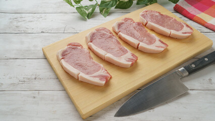 まな板の上の豚ロース肉