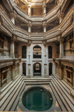 Adalaj is a stepwell situated in Gujrat state in India. This is a very old stepwell.