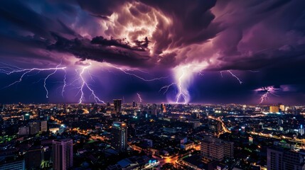 Obraz premium A city is lit up with lights and the sky is filled with lightning