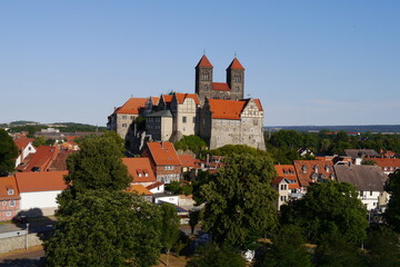 Romanische Stiftskirche auf dem Schlossberg in Quedlinburg - obrazy, fototapety, plakaty