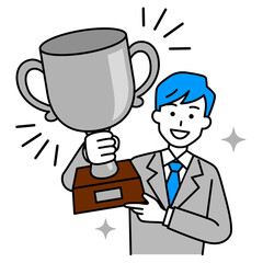 銀のトロフィーを掲げるスーツの男性