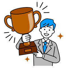 銅のトロフィーを掲げるスーツの男性