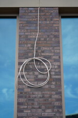 Kabel für Elektroinstallation an Außenfassade - obrazy, fototapety, plakaty