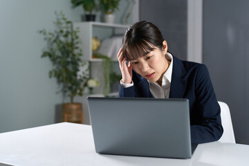 夜に残業をするビジネスウーマン