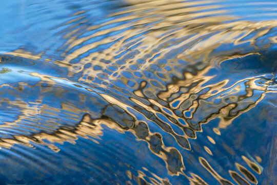 Flie&szlig;ende Formen &ndash; Lichtreflexion auf Wasser