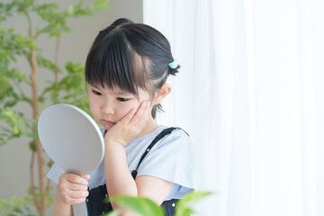 鏡を見る子供