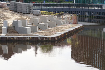 Bau einer Uferpromenade am Flußufer