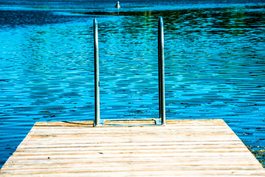 Steg mit Badeleiter am blauen See-Sommerliche Erfrischung