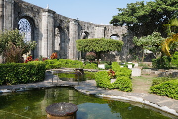 Garten in der Kirchenruine Sankt Jakobus in Cartago in Costa Rica