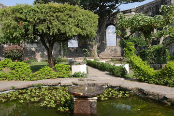 Garten in der Kirchenruine Sankt Jakobus in Cartago in Costa Rica