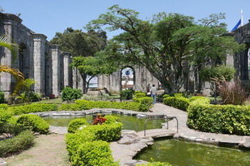 Parkanlage in Kirchenruine Sankt Jakobus in Cartago Costa Rica