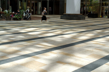 東京ミッドタウンの床にあたる光と影