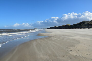 Borkum, Strand zwischen Dünen und Nordsee