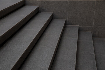 The staircase is covered with dark gray stone and has 6 steps.
