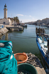 Le port de pêche du Grau du Roi et son phare. C'est le premier port de pêche au chalut de...