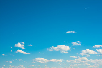Weiße Wolken am blauen Himmel