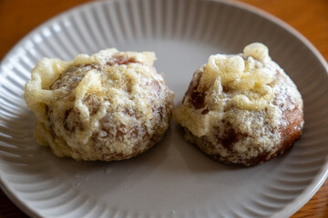 皿に載せた日本の郷土料理、まんじゅうの天ぷら