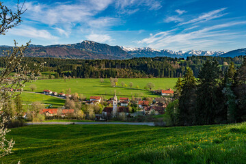 Scenic spring hike to the Stoffelberg near Niedersonthofen in the Allgau