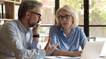 Obraz premium two colleagues working together