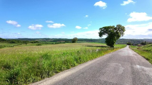 Marche dominicale dans la campagne