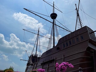 晴れた日の公園に展示される復刻船
