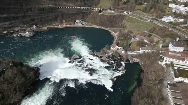 Toma Panorámica Aérea de Dron sobre Las Cataratas del Rin, Volando Sobre Las Cataratas Del Rin - Schaffhausen, Suiza, la belleza de los paisajes naturales, la cascada más grande de europa.