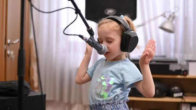 Child Microphone Images – Browse 49,037 Stock Photos, Vectors, and ...