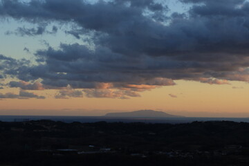 秦野市にある弘法山公園から眺める山のシルエット　夕景