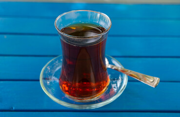 Türkei: Tee, Cai trinken in einem einheimischen Garten-Lokal, Cafe, Restaurant, typische...