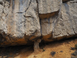 roca de grandes dimensiones sostenida por fina columna, en la sierra del montsanch, tarragona, españa