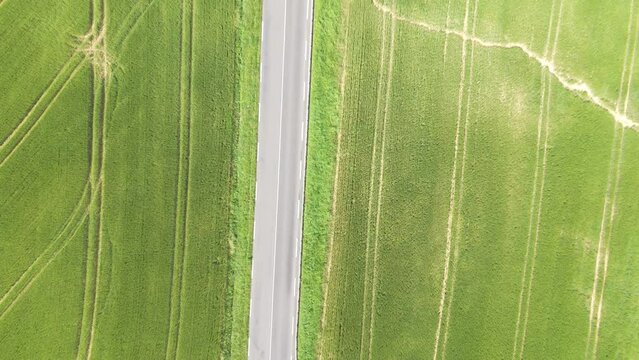 Survol d'une route de campagne