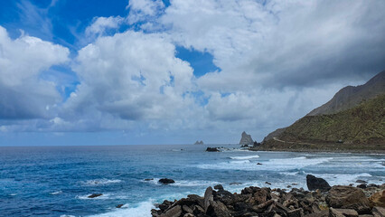 Teneriffa, Spanien: Ein rauer Strand am Anagagebirge