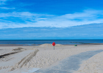 Nordseestrand der Niederlande in Julianadorp ann Zee. Passantenweg, Mülleimer und Zelt mit im Bild