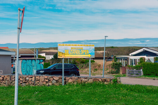 2024-04-23-Niederlande-julianadorp aan zee, Hinweisschild zum Bungalowpark "De Zandloper"